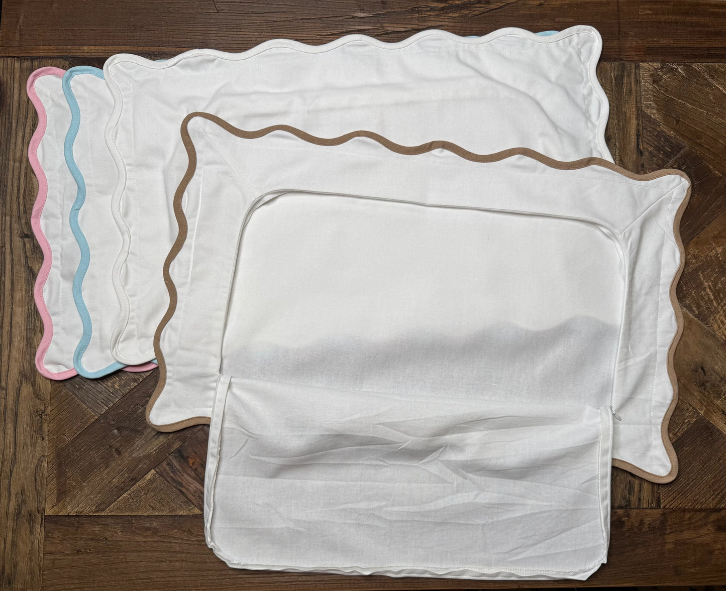 SCALLOP TRIM PILLOW WITH APPLIQUED